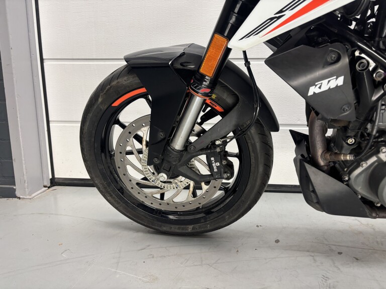 KTM 390 DUKE ABS foto 11