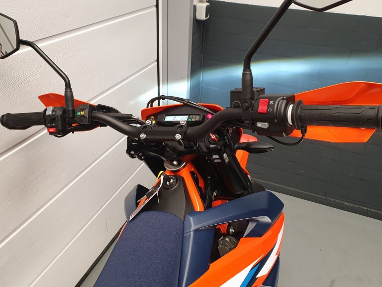 KTM 690 SMC-R KTM 690 SMC-R foto 18