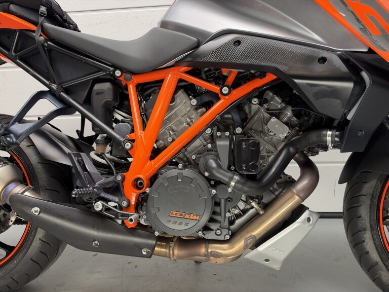 KTM 1290 SUPER DUKE GT foto 10