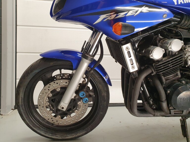 Yamaha FZS 600 FAZER foto 4