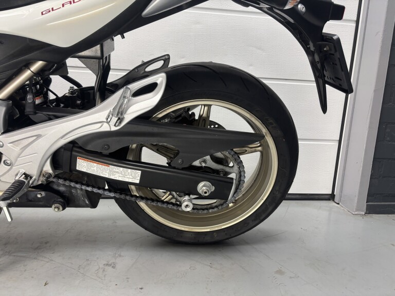 Suzuki GLADIUS foto 8