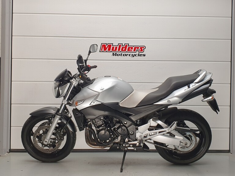 Suzuki GSR 600 foto 2