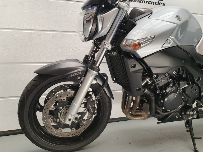 Suzuki GSR 600 foto 3