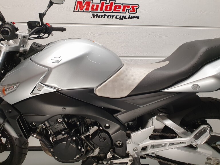Suzuki GSR 600 foto 4