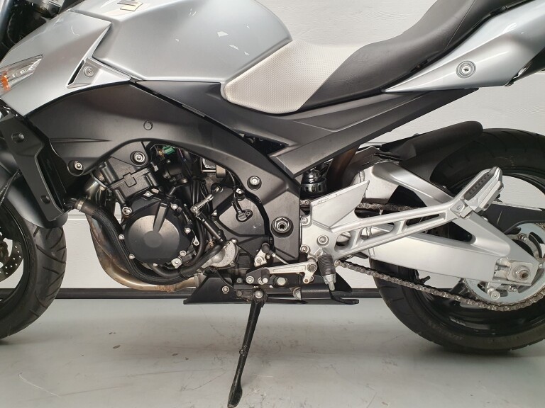 Suzuki GSR 600 foto 5