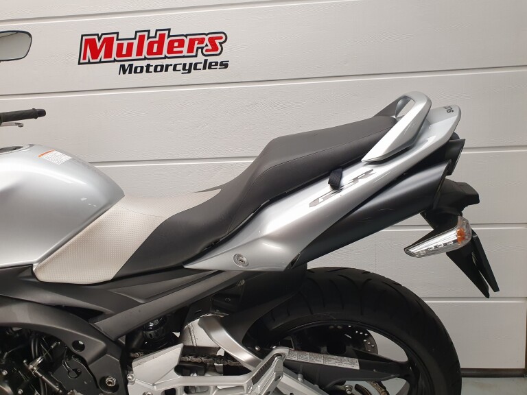 Suzuki GSR 600 foto 6