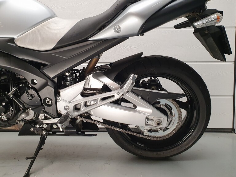 Suzuki GSR 600 foto 7