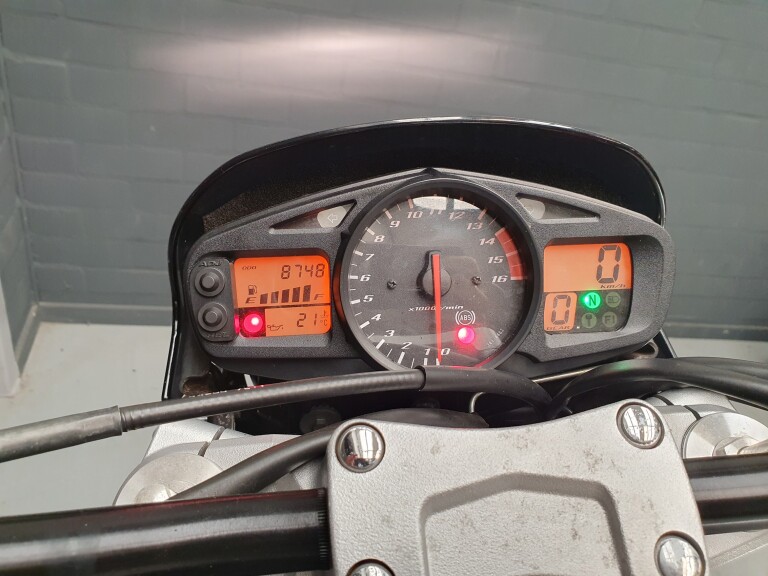 Suzuki GSR 600 foto 8