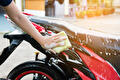 Motor wassen zonder schade: dit moet je wel (en niet) doen